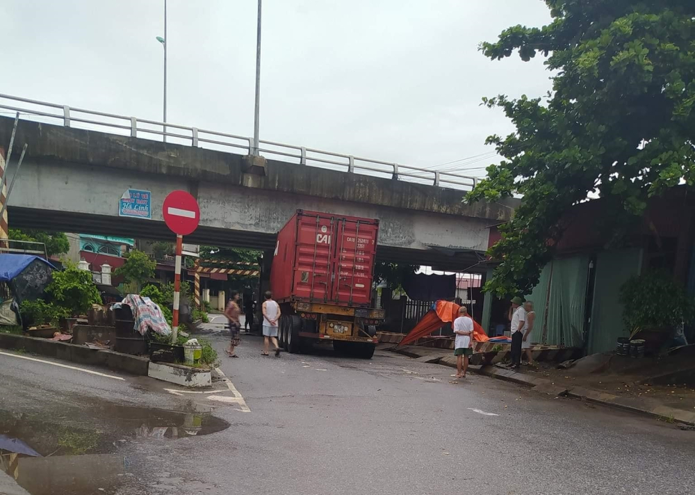 Vụ việc khiến giao th&ocirc;ng qua khu vực gầm cầu vượt Cầu R&agrave;m bị &ugrave;n tắc