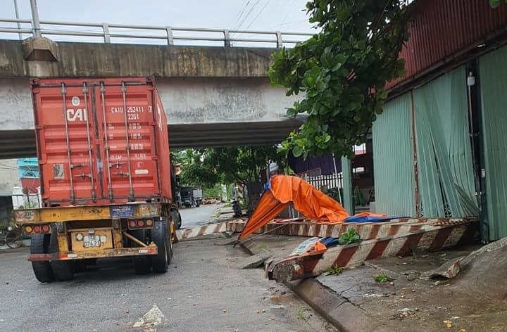 Thanh giới hạn chiều cao bị xe container t&ocirc;ng tr&uacute;ng ng&atilde; sang đường