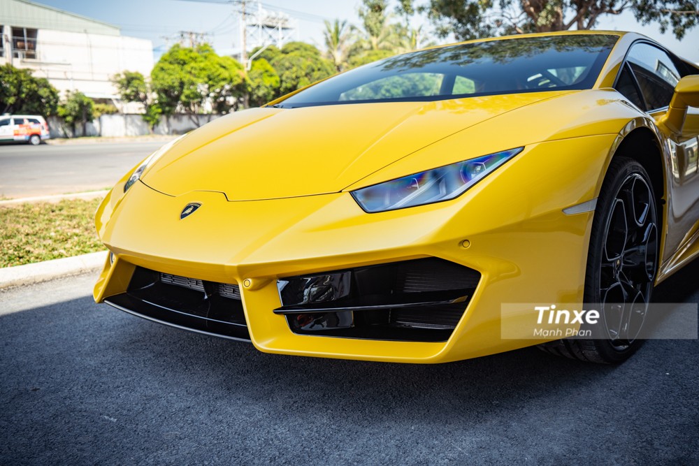 Hốc gió trước của siêu xe Lamborghini Huracan bản dẫn động cầu sau có thêm thanh chia gió nằm ngang Hốc gió trước của siêu xe Lamborghini Huracan bản dẫn động cầu sau có thêm thanh chia gió nằm ngang