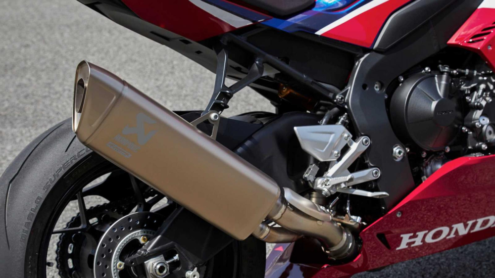 Cả hai phi&ecirc;n bản Fireblade v&agrave; Fireblade SP tại Ấn Độ đều trang bị sẵn ống xả Akrapovic