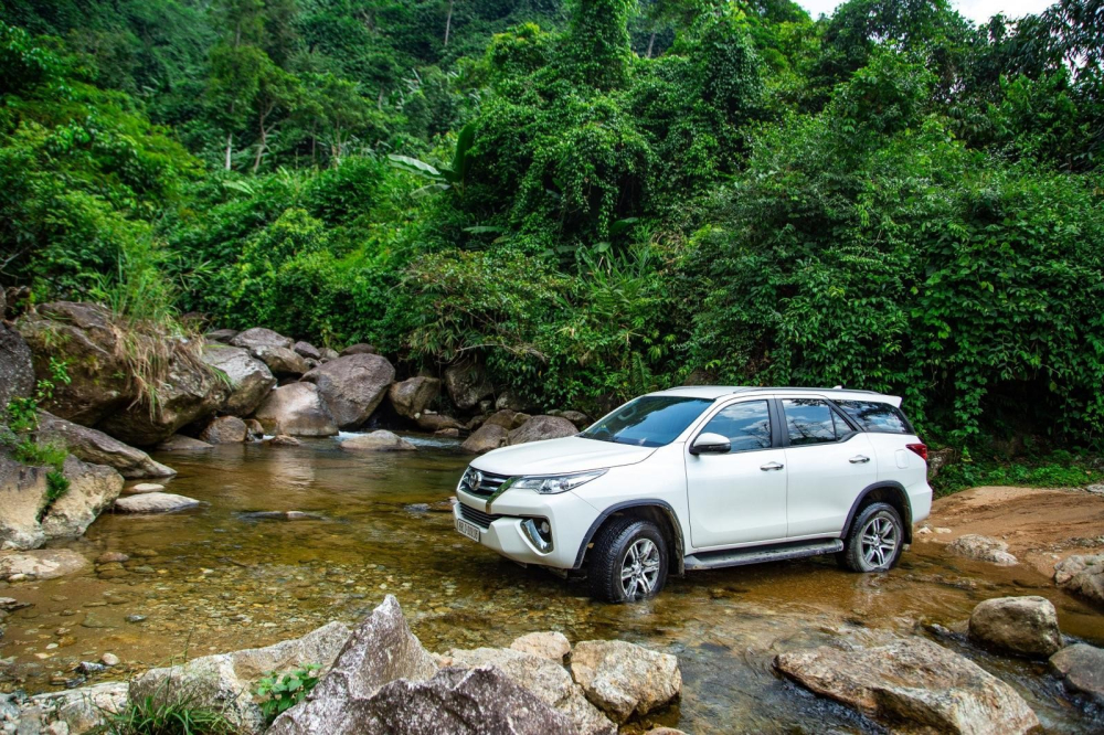 Hiện tại, 2 phi&ecirc;n bản 2.4 MT 4x2 v&agrave; 2.4 AT 4x2 của Toyota Fortuner hiện đang c&oacute; gi&aacute; b&aacute;n lẻ đề xuất lần lượt l&agrave; 1,033 tỷ v&agrave; 1,096 tỷ đồng