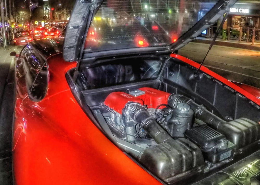 Khối động cơ&nbsp;của chiếc Ferrari 360 Modena Limo 2003