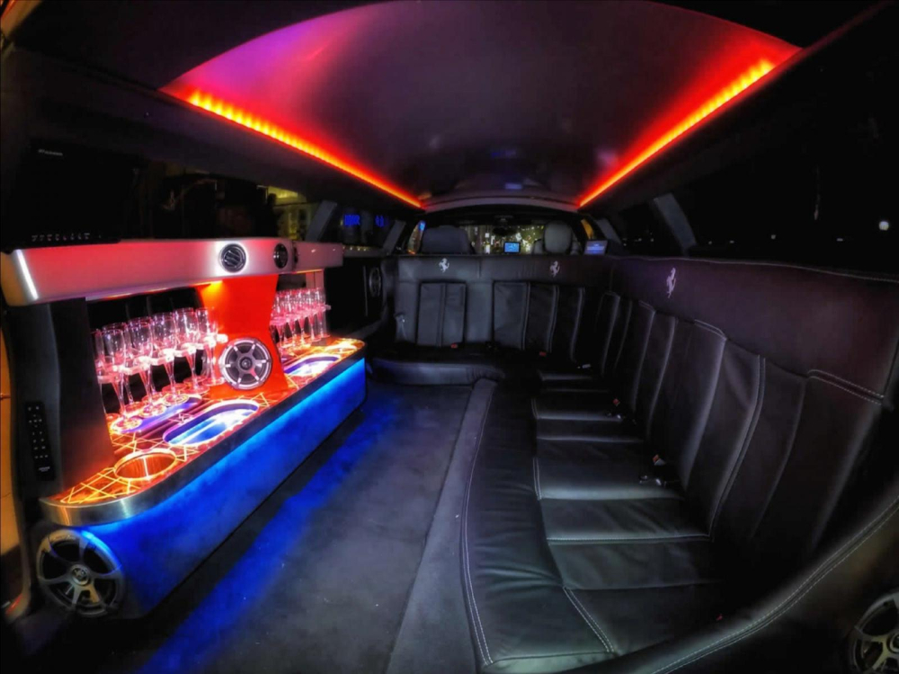 Kh&ocirc;ng gian nội thất của chiếc Ferrari 360 Modena Limo 2003