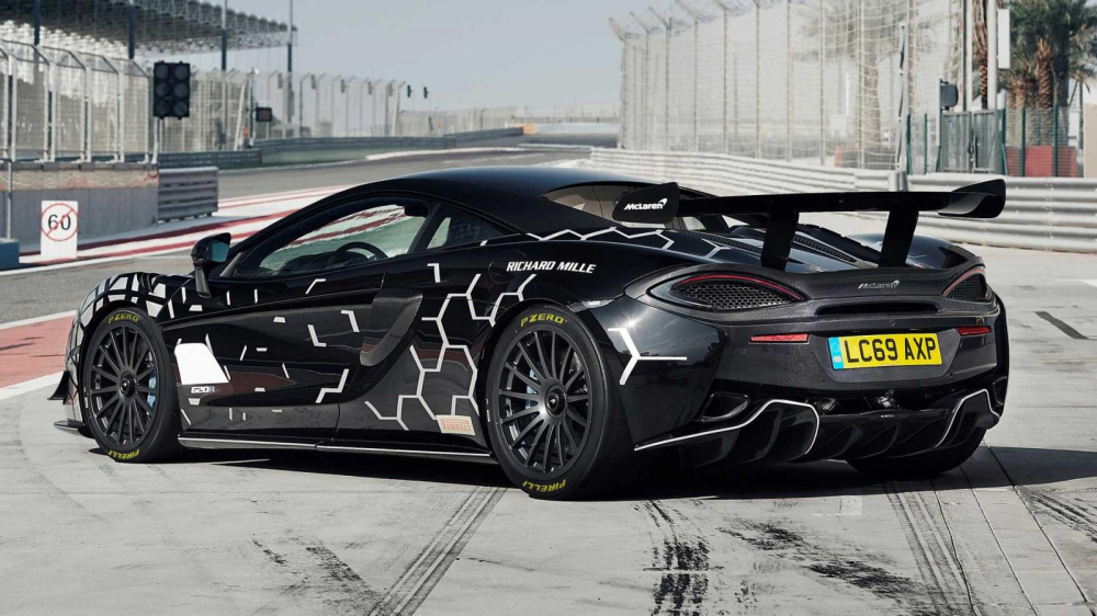 McLaren 620R c&oacute; 2 loại lốp kh&aacute;c nhau để chạy phố v&agrave; chạy tr&ecirc;n đường đua