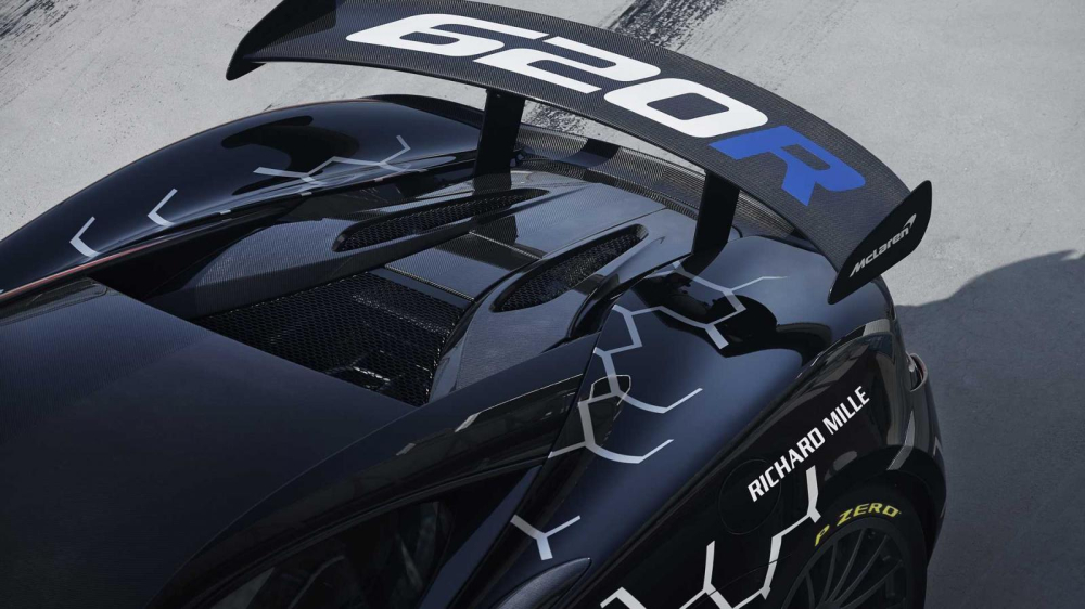McLaren 620R d&ugrave;ng khung gầm bằng sợi carbon n&ecirc;n rất nhẹ