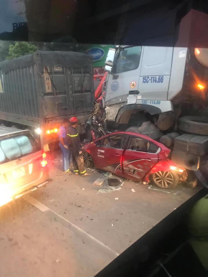 Vụ tai nạn đã khiến 3 người ngồi trên chiếc ô tô con tử vong tại chỗ