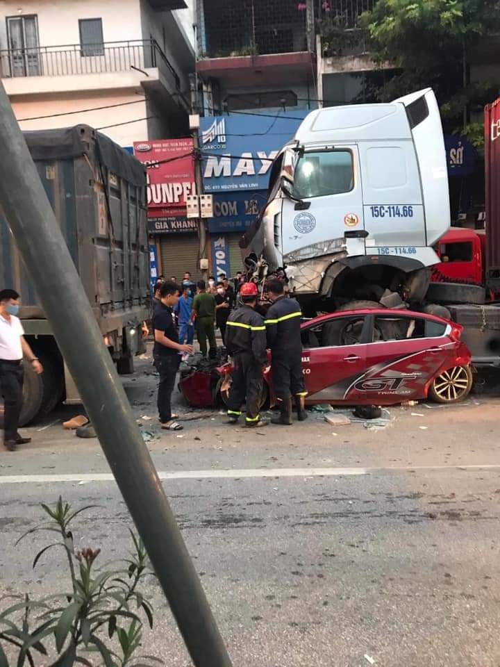 Hiện trường vụ tai nạn nghiêm trọng trên đường Nguyễn Văn Linh, Hà Nội