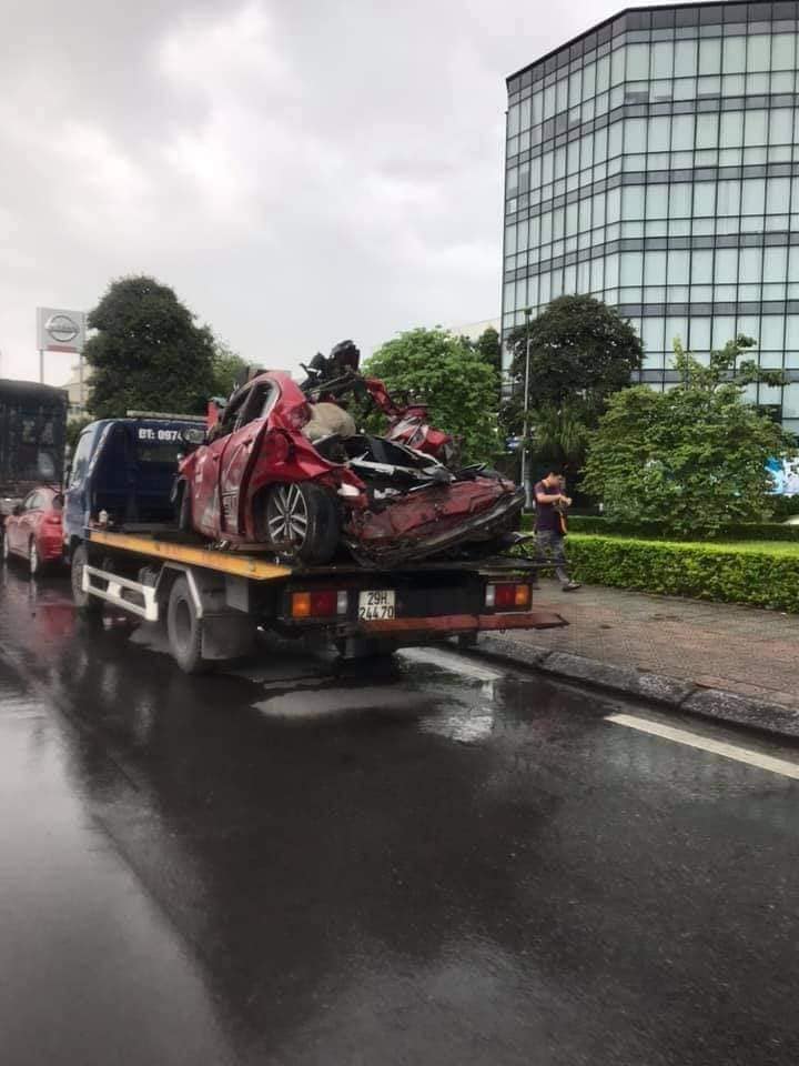 Chiếc xe ô tô con bẹp rúm sau vụ tai nạn kinh hoàng