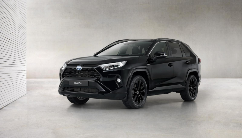 Toyota RAV4 Hybrid Black Edition 2021 được bao phủ bởi một màu đen