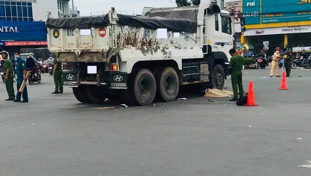 Hiện trường vụ tai nạn giao thông vào trưa nay ở tỉnh Bình Dương