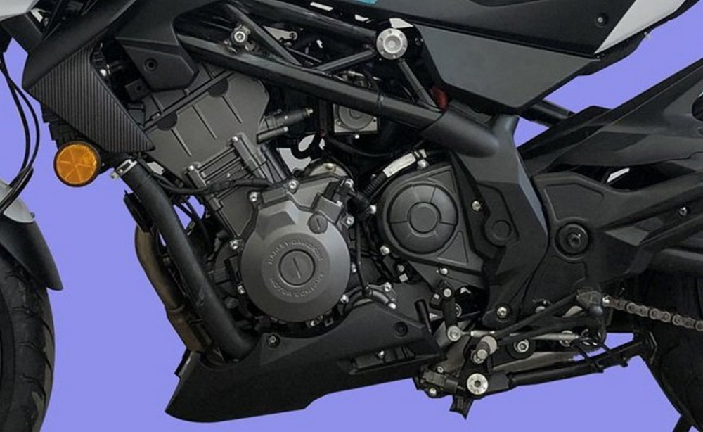 Tên hãng xe Harley-Davidson Motor Company được in lên động cơ của QJ350