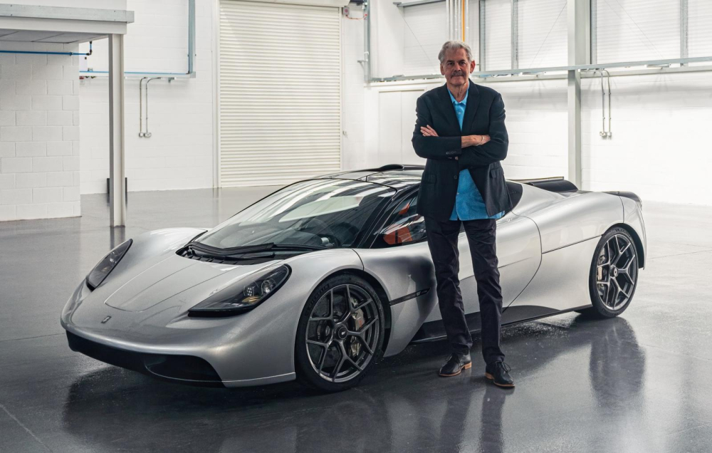 Nhà thiết kế Murray chụp ảnh bên Gordon Murray T.50