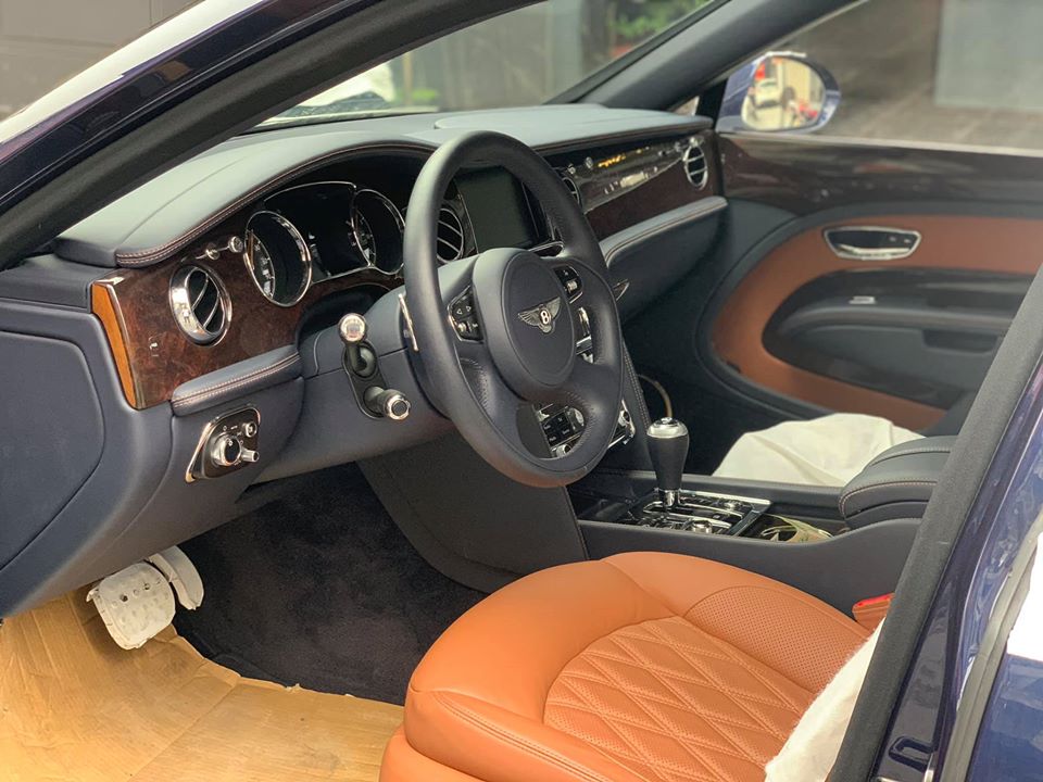 Cận cảnh khoang l&aacute;i của chiếc xe si&ecirc;u sang Bentley Mulsanne EWB c&oacute; m&agrave;u sơn m&agrave;u xanh Light Sapphire độc nhất Việt Nam