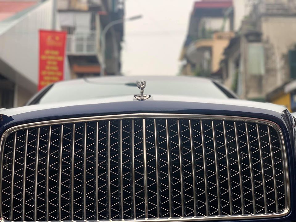 Logo v&agrave; lưới tản nhiệt của xe s&aacute;ng b&oacute;ng