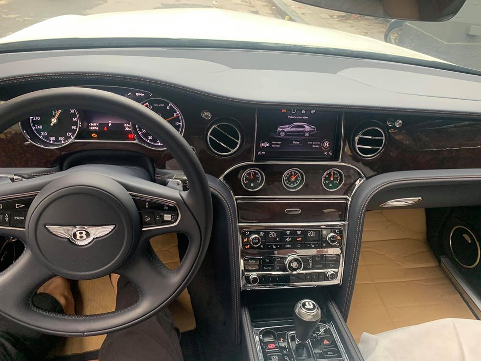 Bảng điều khiển trung t&acirc;m của Bentley Mulsanne EWB c&oacute; m&agrave;u sơn m&agrave;u xanh Light Sapphire độc nhất Việt Nam