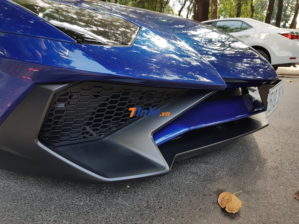 Cản va trước ho&agrave;n to&agrave;n kh&aacute;c biệt tr&ecirc;n si&ecirc;u xe Lamborghini Aventador LP750-4 SuperVeloce
