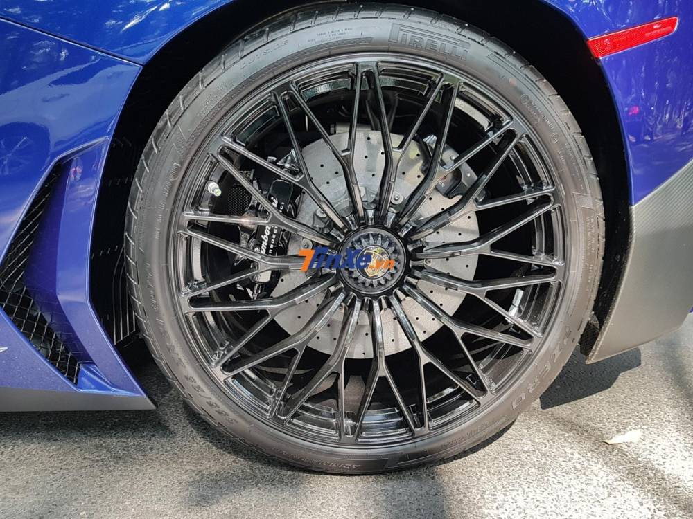 La-zăng đa chấu k&eacute;p tr&ecirc;n si&ecirc;u xe Lamborghini Aventador SV