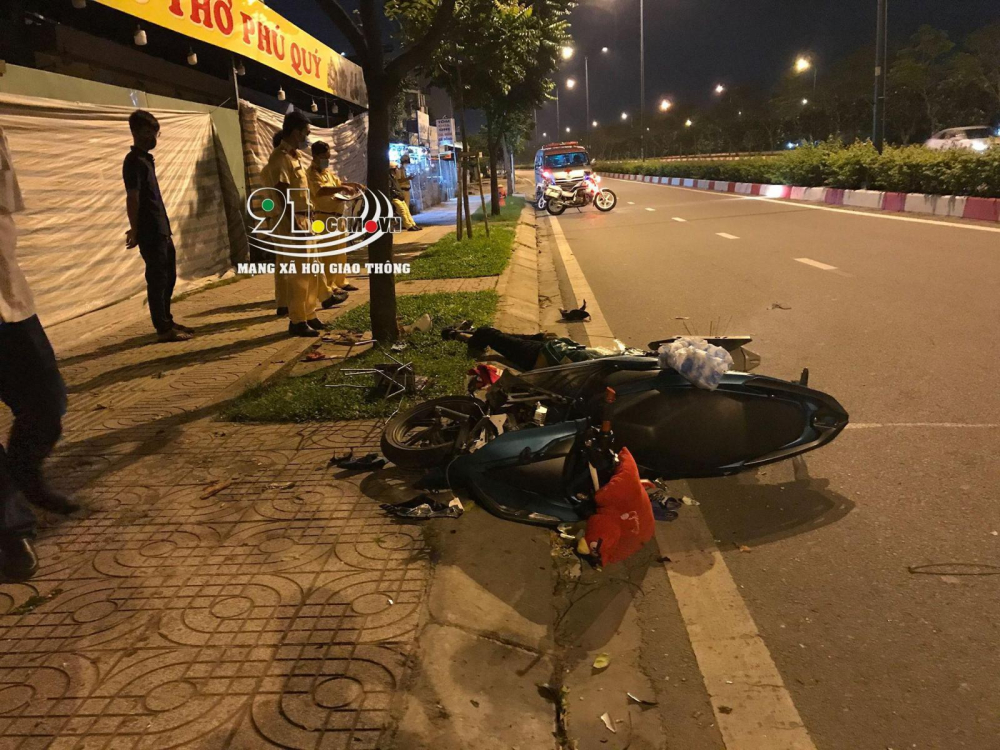 Người chồng được cho tử vong tại chỗ, còn người vợ và 2 con nhỏ bị chấn thương khá nặng Người chồng được cho tử vong tại chỗ, còn người vợ và 2 con nhỏ bị chấn thương khá nặng