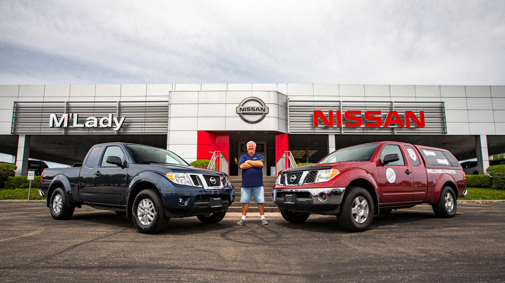 Để ch&uacute;c mừng, Nissan Bắc Mỹ đ&atilde; tặng cho Murphy một chiếc Nissan Frontier 2020 mới tinh