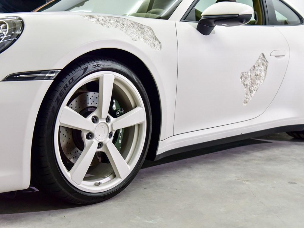 &Yacute; tưởng của Arsham l&agrave; tạo n&ecirc;n một chiếc 911 bị nhấn ch&igrave;m trong dung nham nhiều năm nhưng vẫn chạy tốt