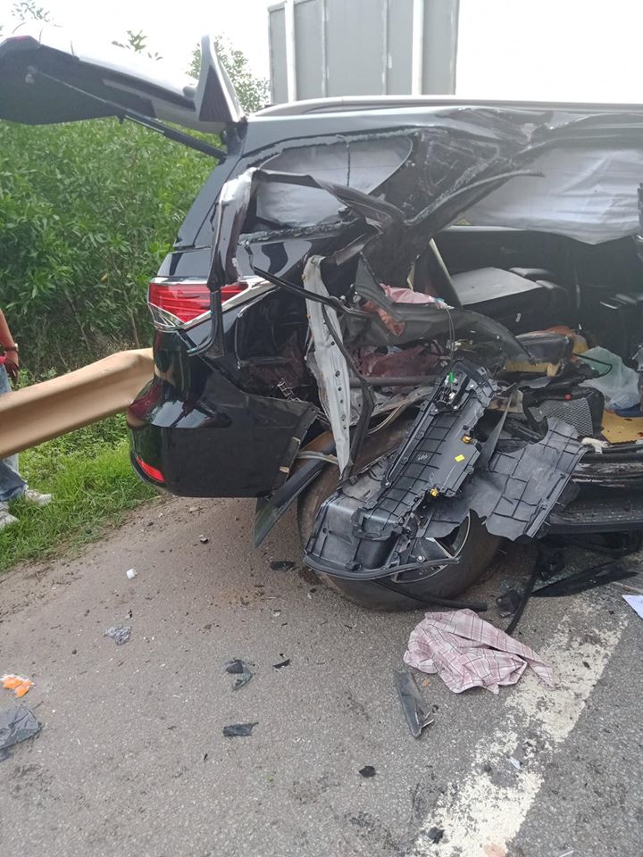 Chiếc Toyota Fortuner hư hỏng nặng b&ecirc;n sườn phải
