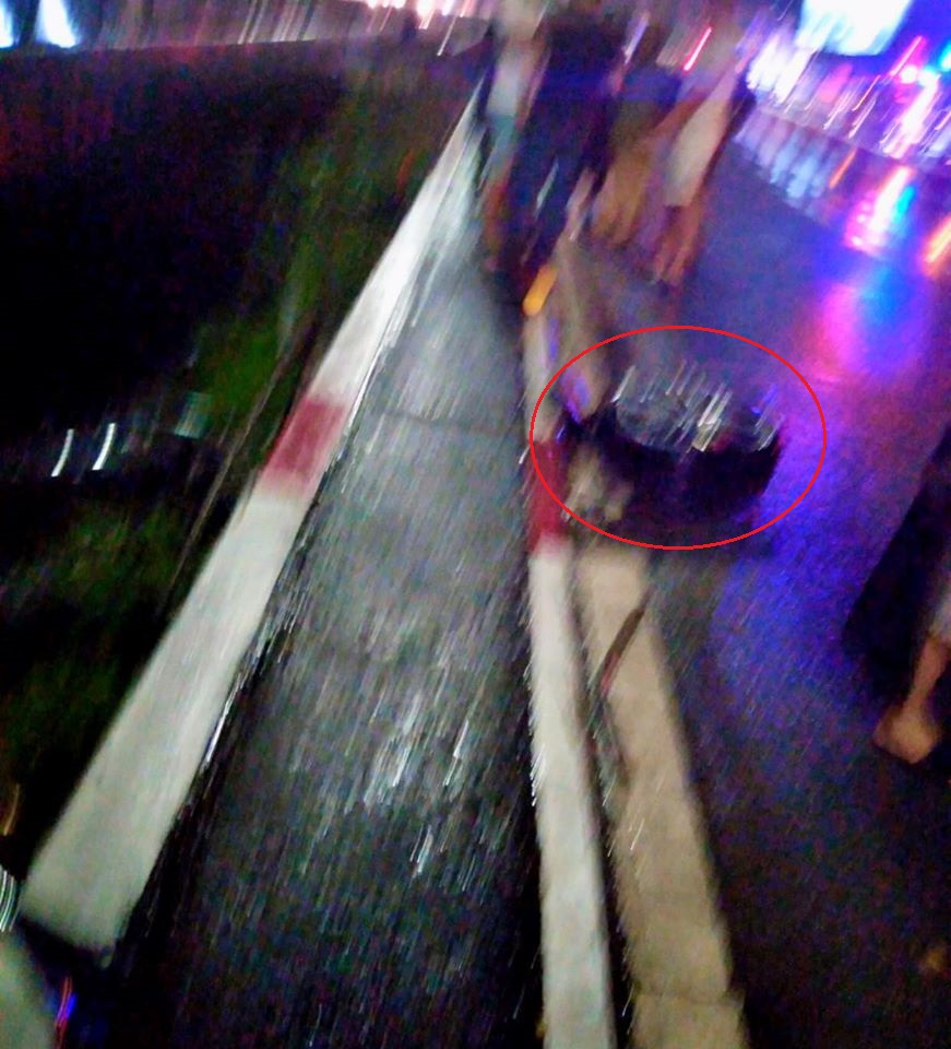 Một bánh của chiếc xe sang Porsche nằm trên cầu Một bánh của chiếc xe sang Porsche nằm trên cầu