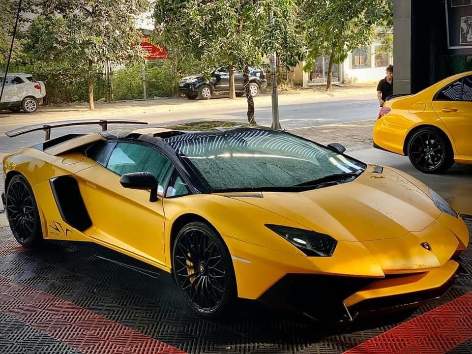 Giá xe Lamborghini Aventador LP750-4 SuperVeloce Roadster đầu tiên về Việt Nam Giá xe Lamborghini Aventador LP750-4 SuperVeloce Roadster đầu tiên về Việt Nam