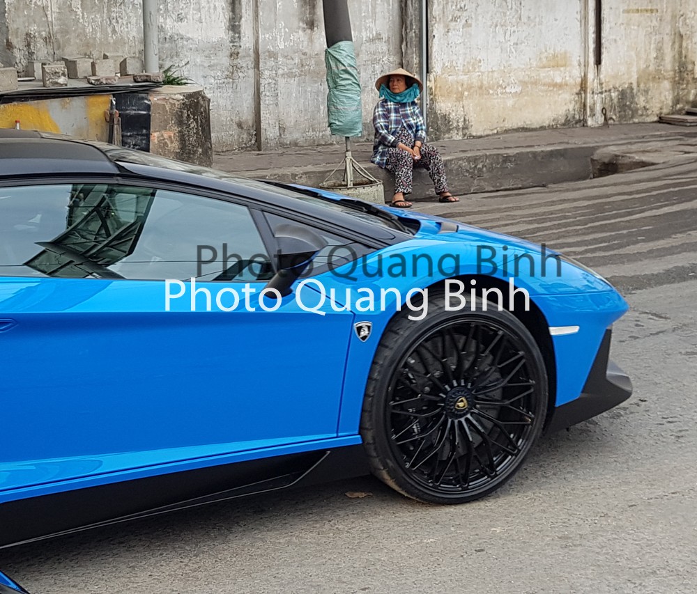 La-zăng 20 inch đa chấu kép trên bánh xe trước của Lamborghini Aventador SV mui trần La-zăng 20 inch đa chấu kép trên bánh xe trước của Lamborghini Aventador SV mui trần