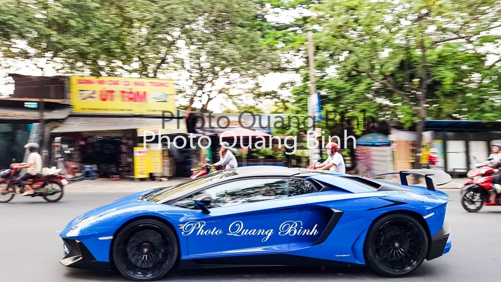 Siêu xe mui trần Lamborghini Aventador LP750-4 SuperVeloce nhìn từ bên hông xe Siêu xe mui trần Lamborghini Aventador LP750-4 SuperVeloce nhìn từ bên hông xe