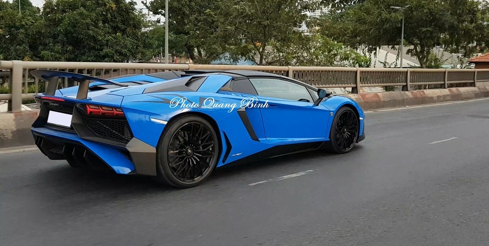 Siêu xe mui trần Lamborghini Aventador LP750-4 SuperVeloce nhìn từ phía sau Siêu xe mui trần Lamborghini Aventador LP750-4 SuperVeloce nhìn từ phía sau