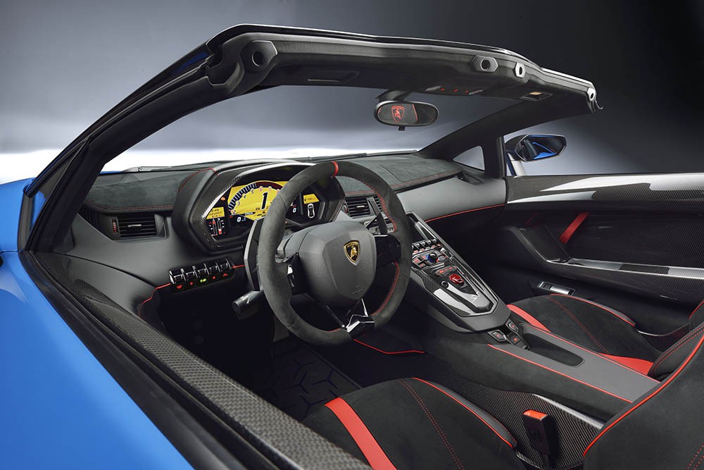 Nội thất của siêu xe mui trần Lamborghini Aventador LP750-4 SuperVeloce Roadster Nội thất của siêu xe mui trần Lamborghini Aventador LP750-4 SuperVeloce Roadster