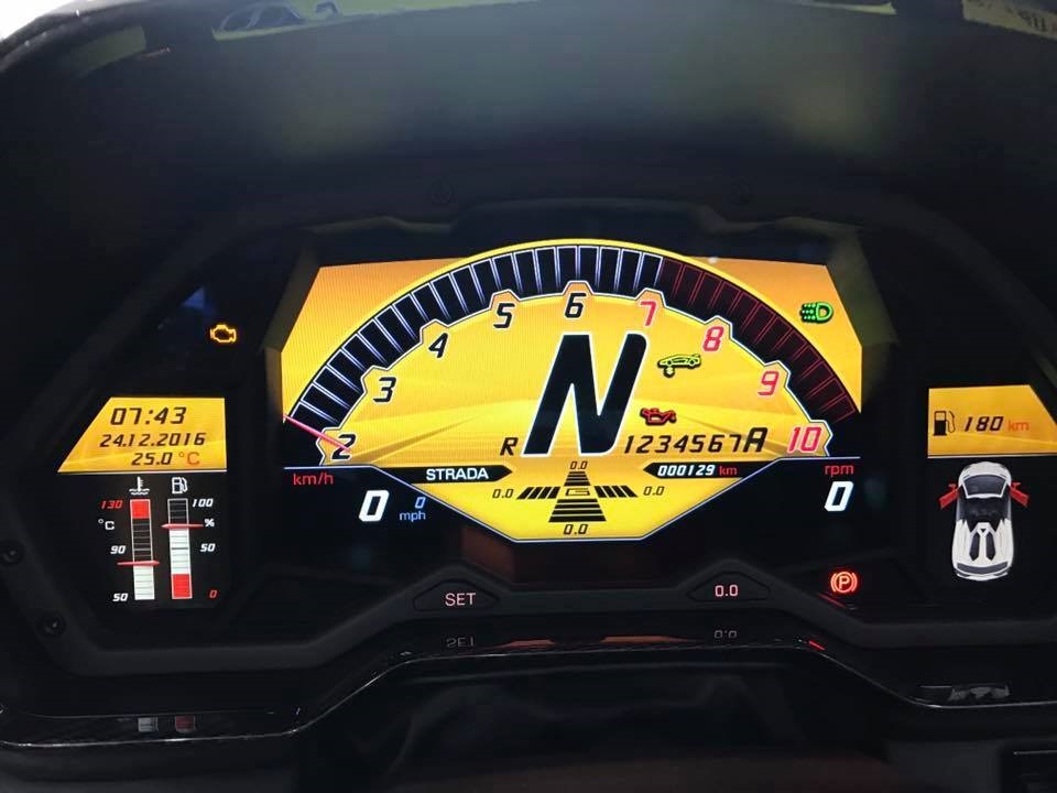 Cận cảnh bảng đồng hồ của Lamborghini Aventador SV mui trần Cận cảnh bảng đồng hồ của Lamborghini Aventador SV mui trần