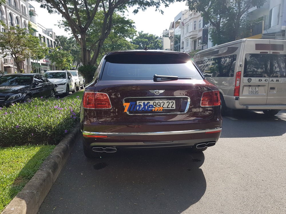 Bentley Bentayga V8 nh&igrave;n từ ph&iacute;a sau xe