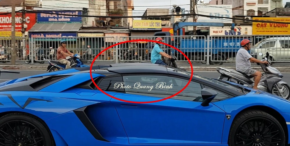 Mui xe của Lamborghini Aventador SV Roadster bằng sợi carbon và tháo lắp bằng tay Mui xe của Lamborghini Aventador SV Roadster bằng sợi carbon và tháo lắp bằng tay