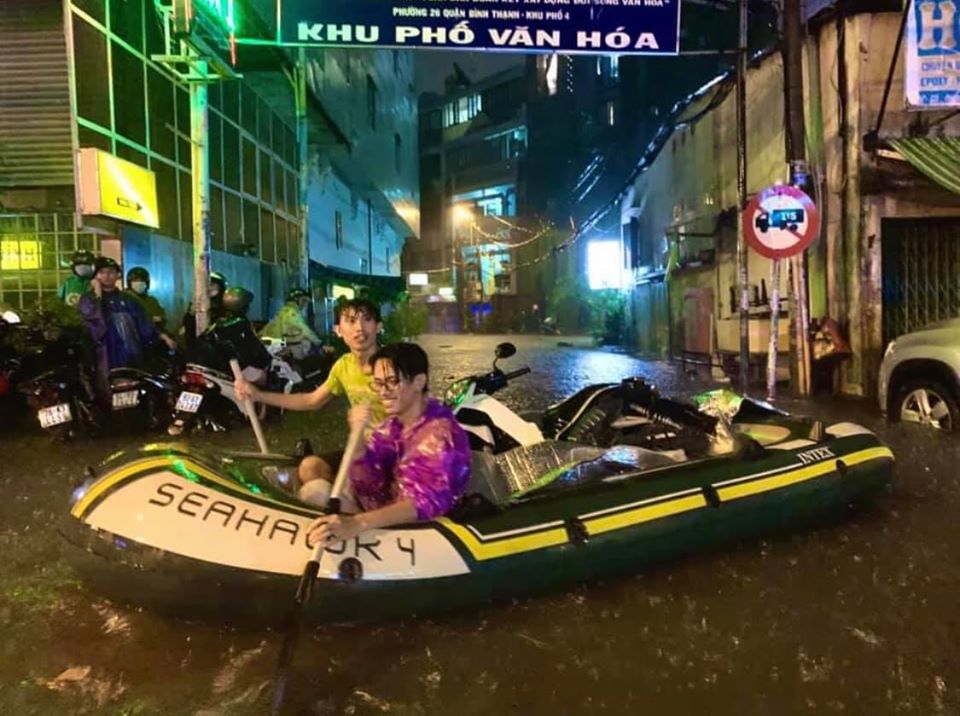 Có người còn mang cả xuống ra chèo trên đường ngập Có người còn mang cả xuống ra chèo trên đường ngập