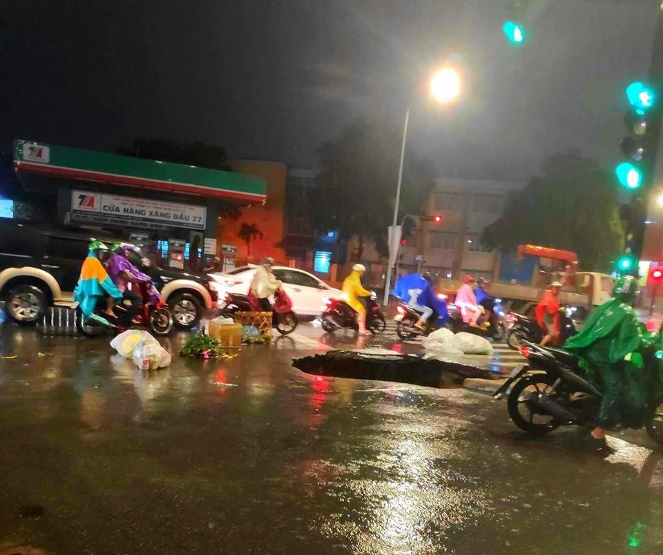 Những túi rác được xếp xung quanh miệng hố để cảnh báo người đi đường Những túi rác được xếp xung quanh miệng hố để cảnh báo người đi đường
