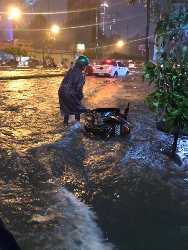 Sóng nước do những chiếc ô tô tạo ra khiến một chiếc xe máy bị đổ Sóng nước do những chiếc ô tô tạo ra khiến một chiếc xe máy bị đổ
