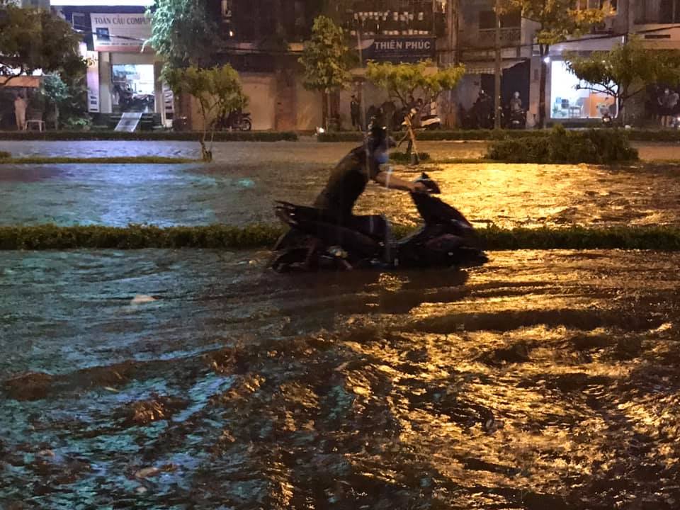 Có những người đến 2 giờ sáng cũng chưa về đến nhà vì xe chết máy Có những người đến 2 giờ sáng cũng chưa về đến nhà vì xe chết máy