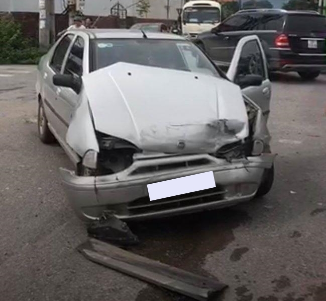 Thiệt hại của chiếc xe ô tô 4 chỗ ngồi sau khi tông vào xe Hyundai Santa Fe màu trắng