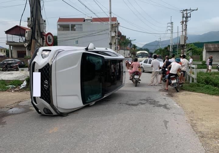 Hiện trường vụ va chạm giao thông giữa xe Hyundai Santa Fe màu trắng với xe ô tô 4 chỗ ngồi màu bạc