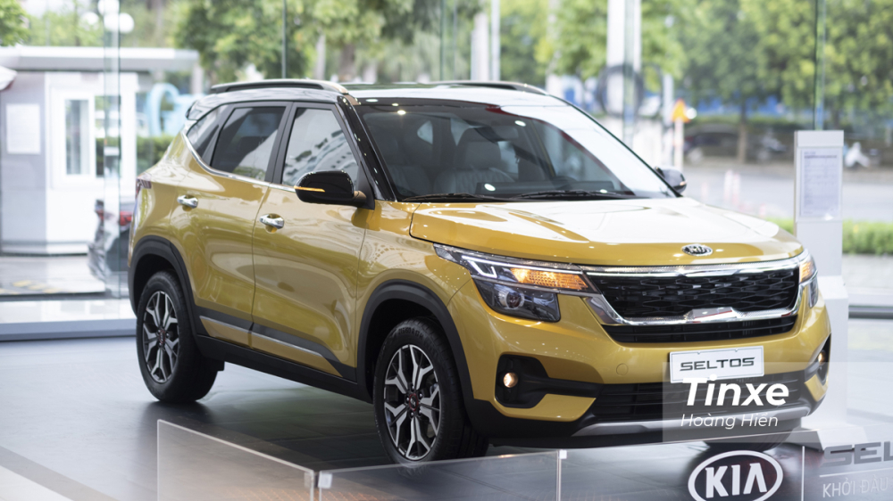 KIA Seltos sở hữu thiết kế bên ngoài khá vuông vắn và tạo cảm giác to lớn hơn hẳn các đối thủ khác như Ford Ecosport, Honda HR-V, Hyundai Kona.