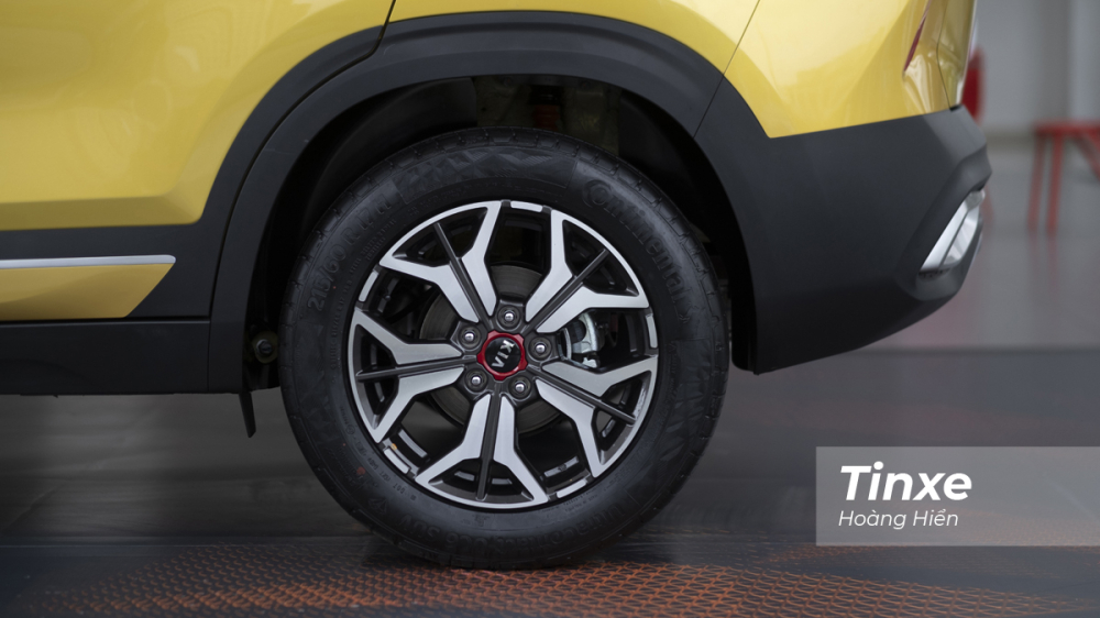 KIA Seltos được trang bị bộ lốp kích thước 215/60-R17 cùng với bộ vành hợp kim 5 chấu tạo hình chữ Y.