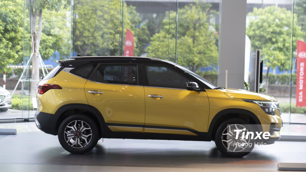 KIA Seltos sở hữu các thông số DxRxC tương ứng là 4.315 x 1.800 x 1.645mm cùng với chiều dài cơ sở 2.610mm và khoảng sáng gầm 190mm. Nếu so với nhiều đối thủ trong cùng phân khúc thì kích thước KIA Seltos có hơi nhỉnh hơn một chút.