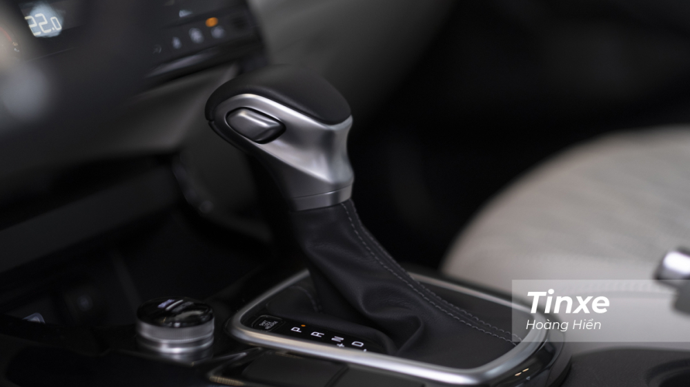 KIA Seltos được trang bị hộp số tự động ly hợp kép 7 cấp. Đây có lẽ là một điểm nổi bật của mẫu xe này bởi hộp số ly hợp kép sẽ mang lại cảm giác lái linh hoạt và sự êm ái.