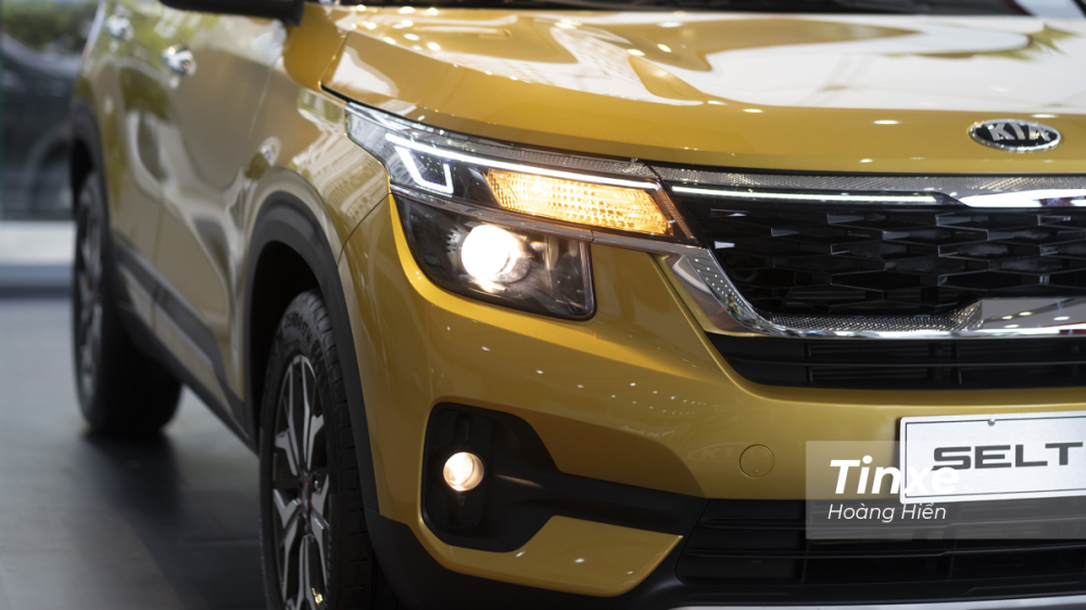 Chiếc KIA Seltos trong bài viết là phiên bản Luxury nên chỉ được trang bị đèn chiếu sáng và đèn sương mù Halogen đi kèm với đó là đèn LED định vị ban ngày. Trên phiên bản cao cấp Premium, khách hàng sẽ được sở hữu hệ thống đèn full-LED với thiết kế hiện đại hơn.