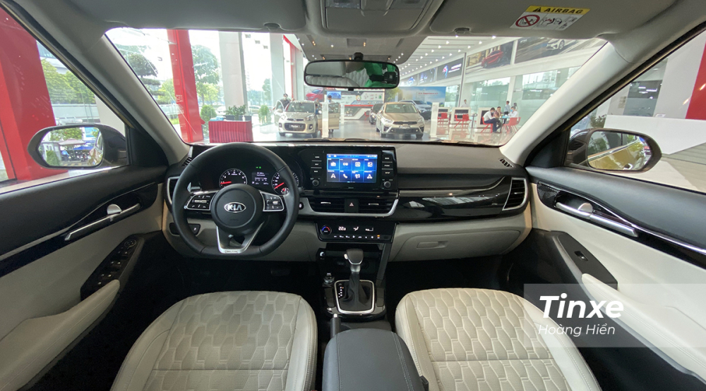 Trên phiên bản Luxury, KIA Seltos được trang bị đầy đủ các trang bị tiện nghi giải trí tiêu chuẩn nhưng không có cửa sổ trời.