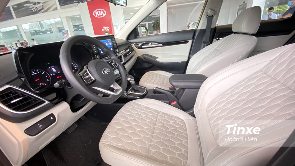 KIA Seltos có nội thất bọc da với ghế được thiết kế lỗ thoát khí mang lại cảm giác thoải mái cho người ngồi trên xe khi đi đường dài.