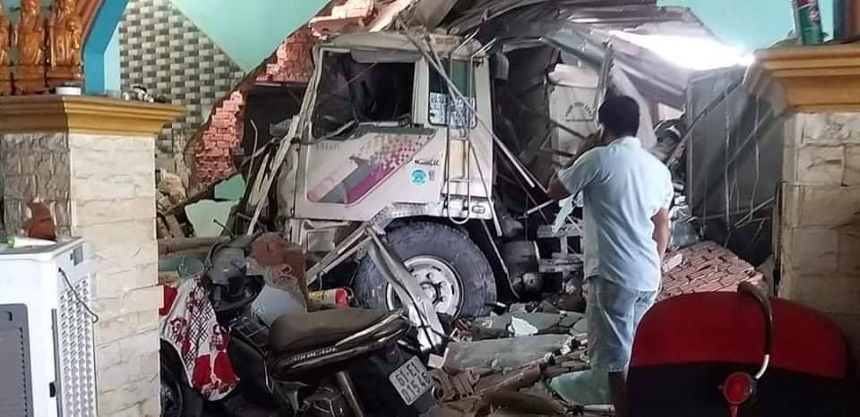 Chiếc xe ben chui hẳn vào bên trong một ngôi nhà Chiếc xe ben chui hẳn vào bên trong một ngôi nhà