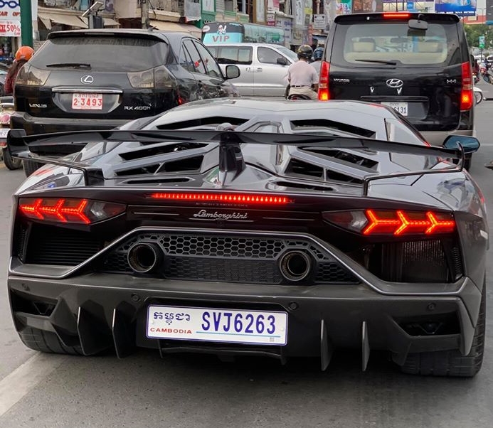 Biển số trùng tên xe của Lamborghini Aventador SVJ đầu tiên đến Campuchia Biển số trùng tên xe của Lamborghini Aventador SVJ đầu tiên đến Campuchia