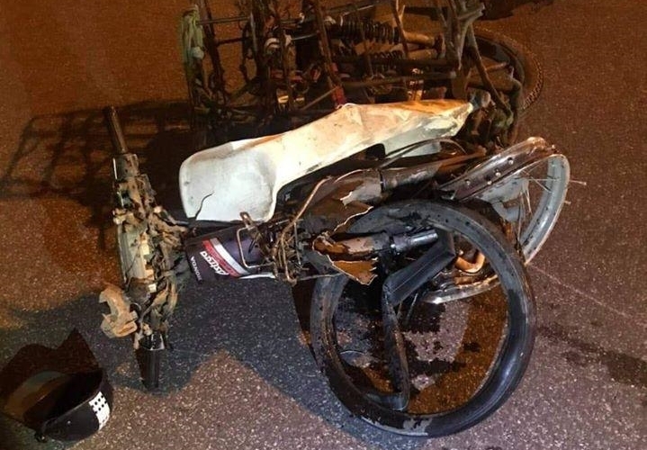Chiếc xe máy mang nhãn hiệu Honda Astrea hay còn gọi là Honda Dream ở Việt Nam bị hư hỏng khá nặng nề